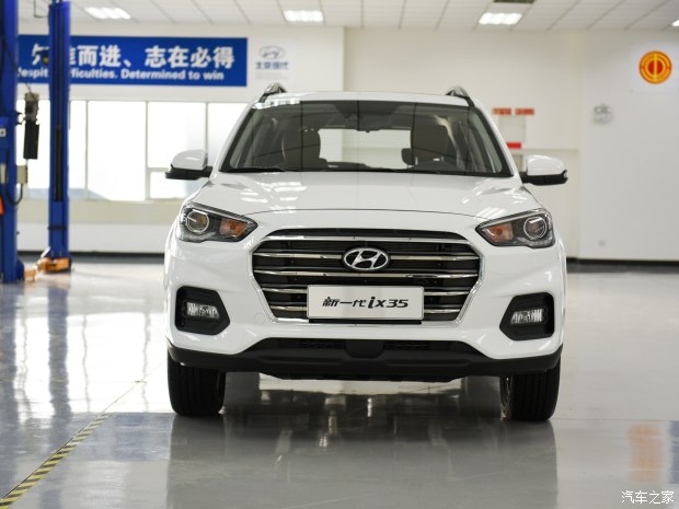 車尾部采用了分層式的設(shè)計(jì)，特別是碩大的裝飾板同樣營(yíng)造出“硬派”的感覺，此外隱藏式的排氣管使尾部看起來很飽滿。