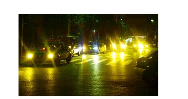 夜晚開車，小心穿了隱身衣的黑衣女子，會(huì)吃人！