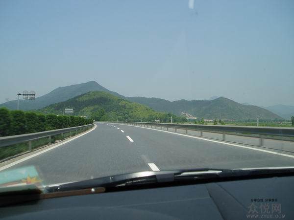 高速上前方出現(xiàn)一塊石頭，你會(huì)怎么做？