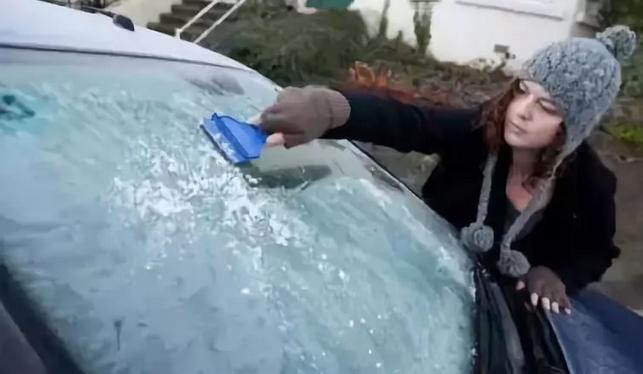 汽車玻璃結(jié)冰怎么辦，簡單處理有妙招