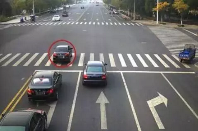 交警提醒：這五種闖紅燈不再扣分罰款，第三種還要表彰！