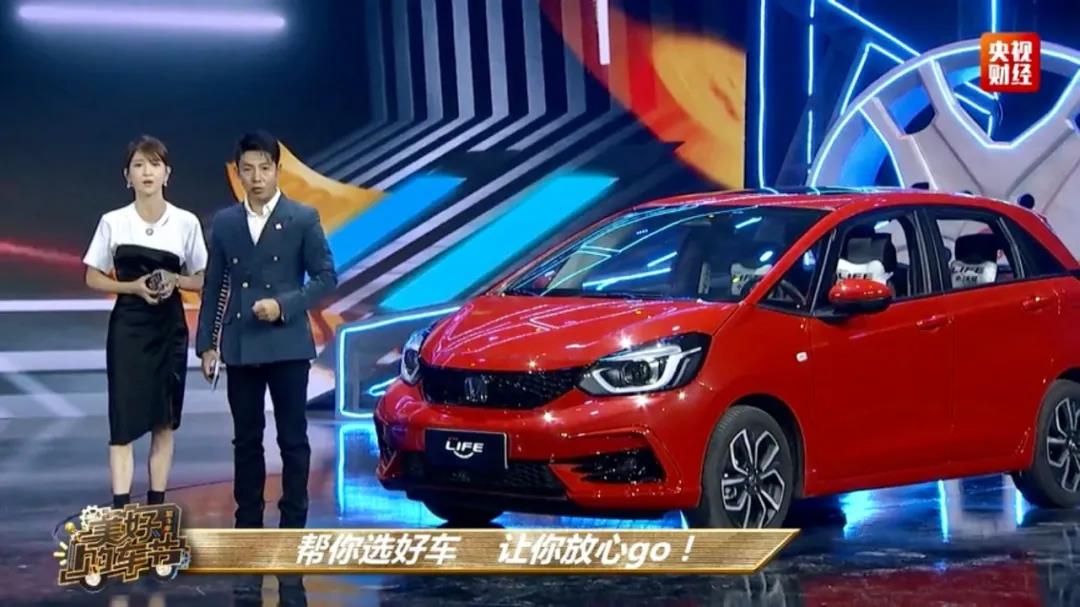 央視直播，名嘴主持竟現(xiàn)場“帶貨”？！